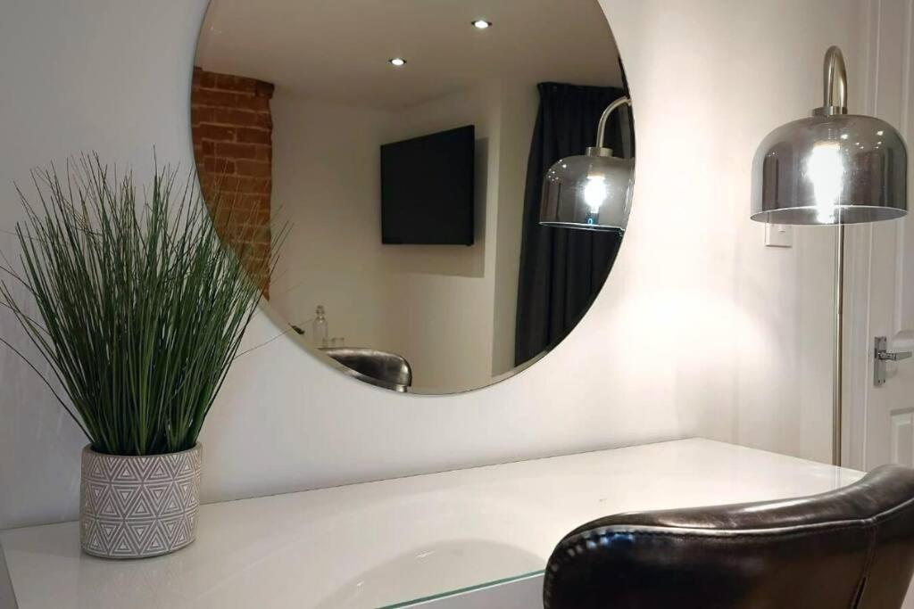 Stylish Apartment In City Centre With Parking Preston  Buitenkant foto