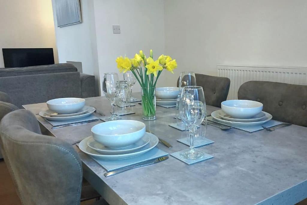 Stylish Apartment In City Centre With Parking Preston  Buitenkant foto
